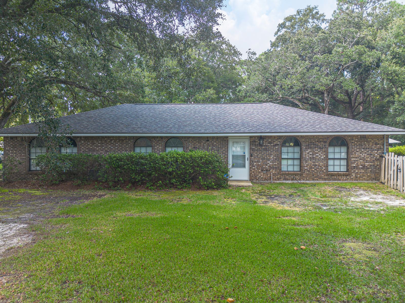 Front elevation of the brick Ocean Springs home with its new Weatherwood architectural shingle roof
